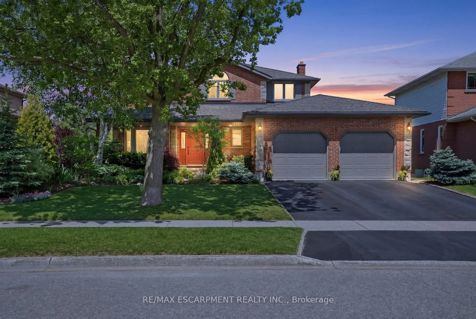 Photo 3 of 28 Bathgate Drive, Guelph, Kortright East — HOMEH