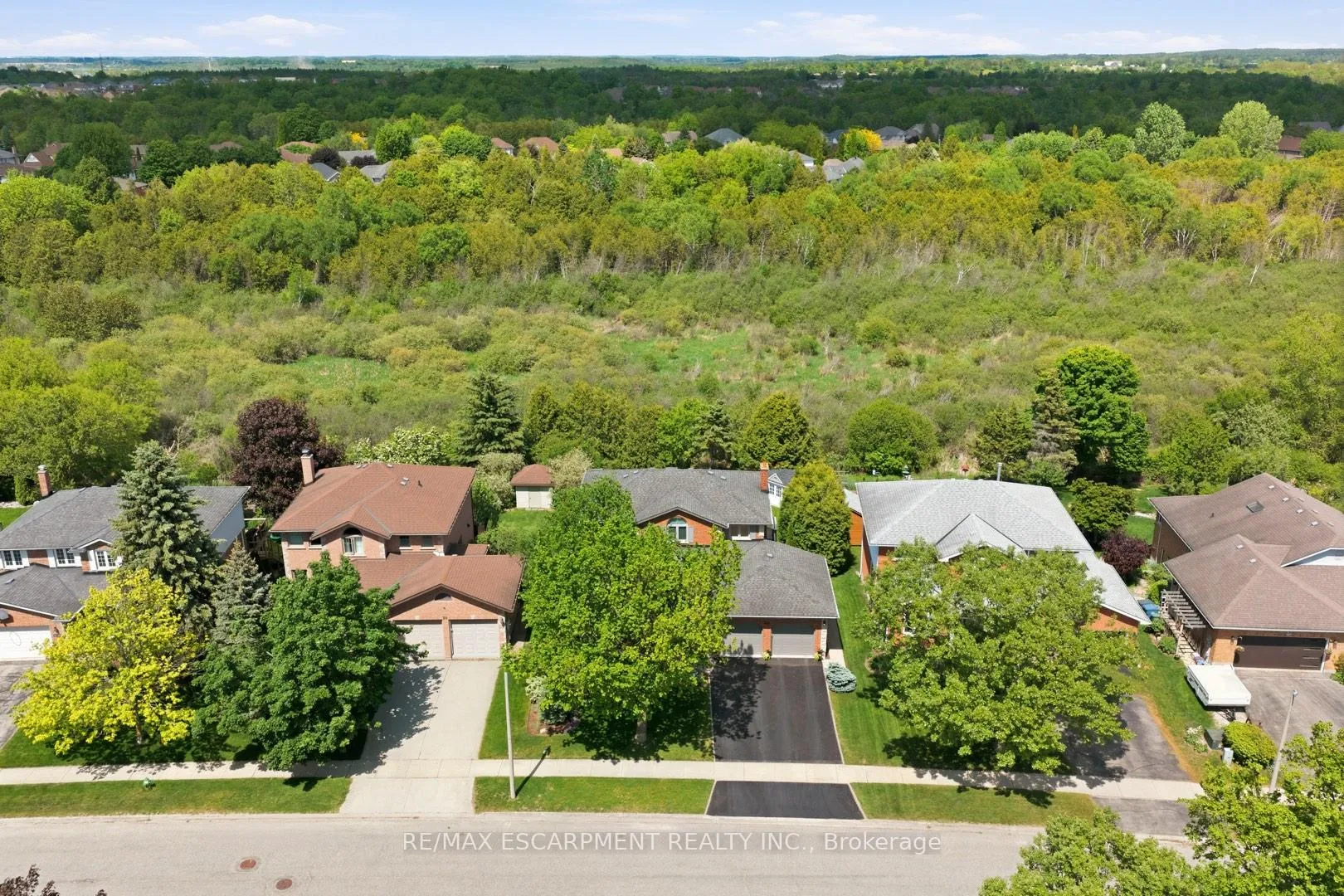 Photo 4 of 28 Bathgate Drive, Guelph, Kortright East — HOMEH