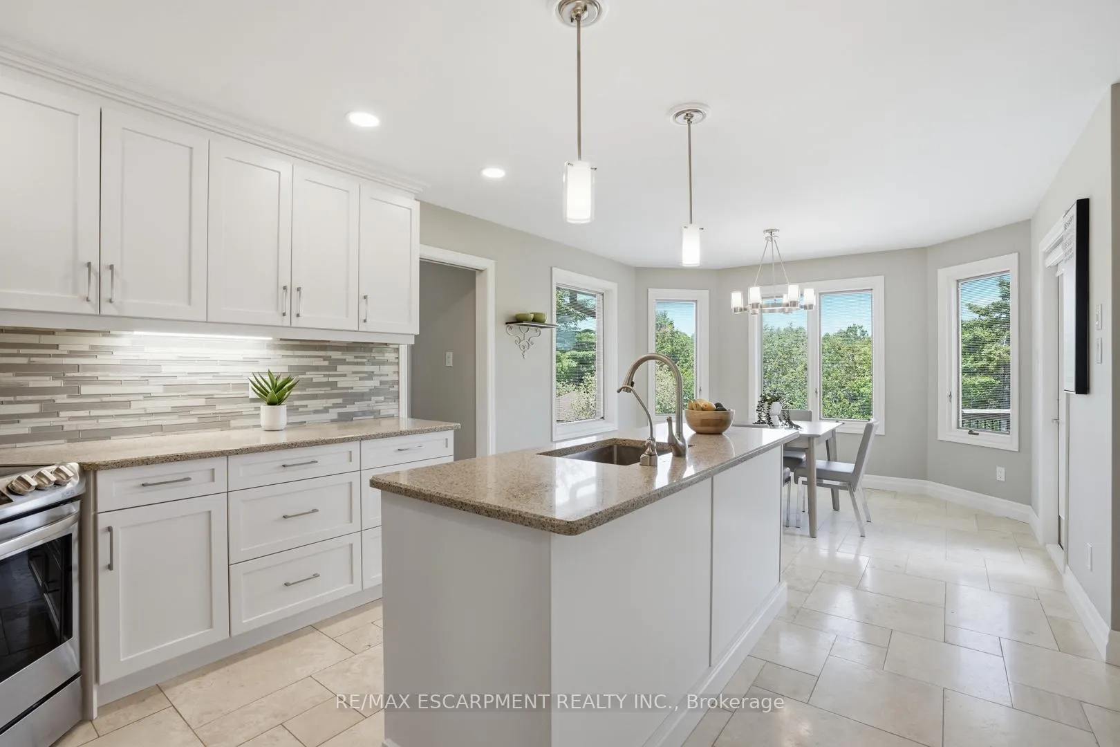 Photo 15 of 28 Bathgate Drive, Guelph, Kortright East — HOMEH