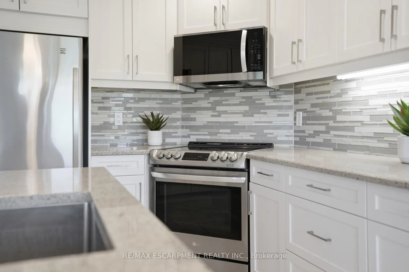 Photo 17 of 28 Bathgate Drive, Guelph, Kortright East — HOMEH