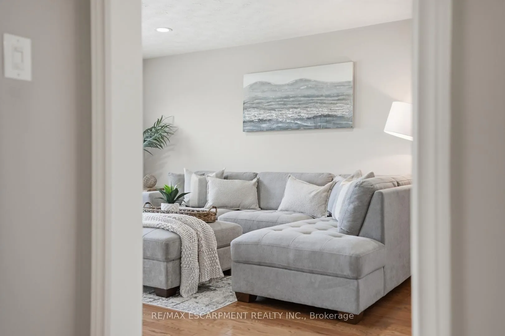 Photo 19 of 28 Bathgate Drive, Guelph, Kortright East — HOMEH