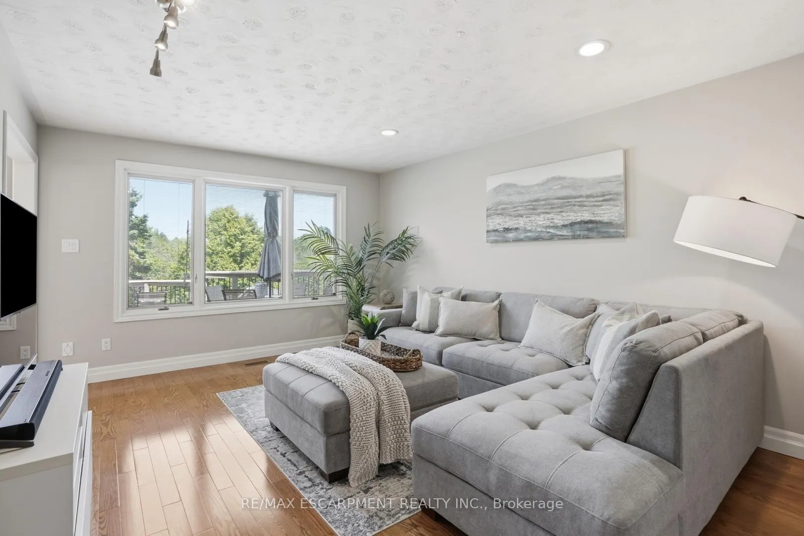 Photo 20 of 28 Bathgate Drive, Guelph, Kortright East — HOMEH