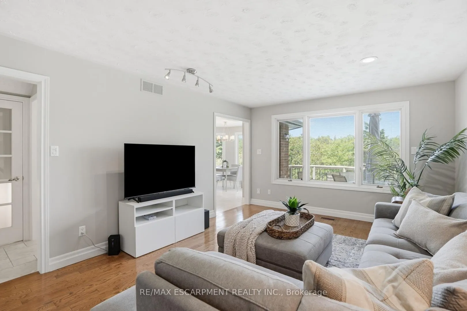 Photo 21 of 28 Bathgate Drive, Guelph, Kortright East — HOMEH