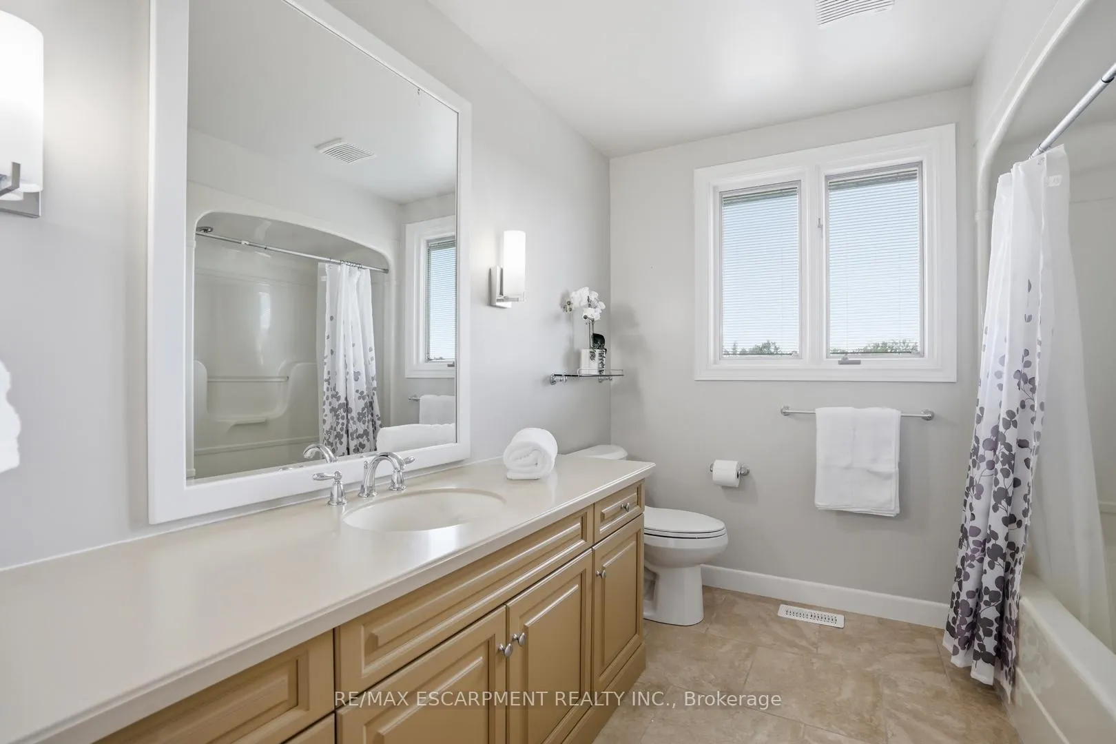 Photo 30 of 28 Bathgate Drive, Guelph, Kortright East — HOMEH