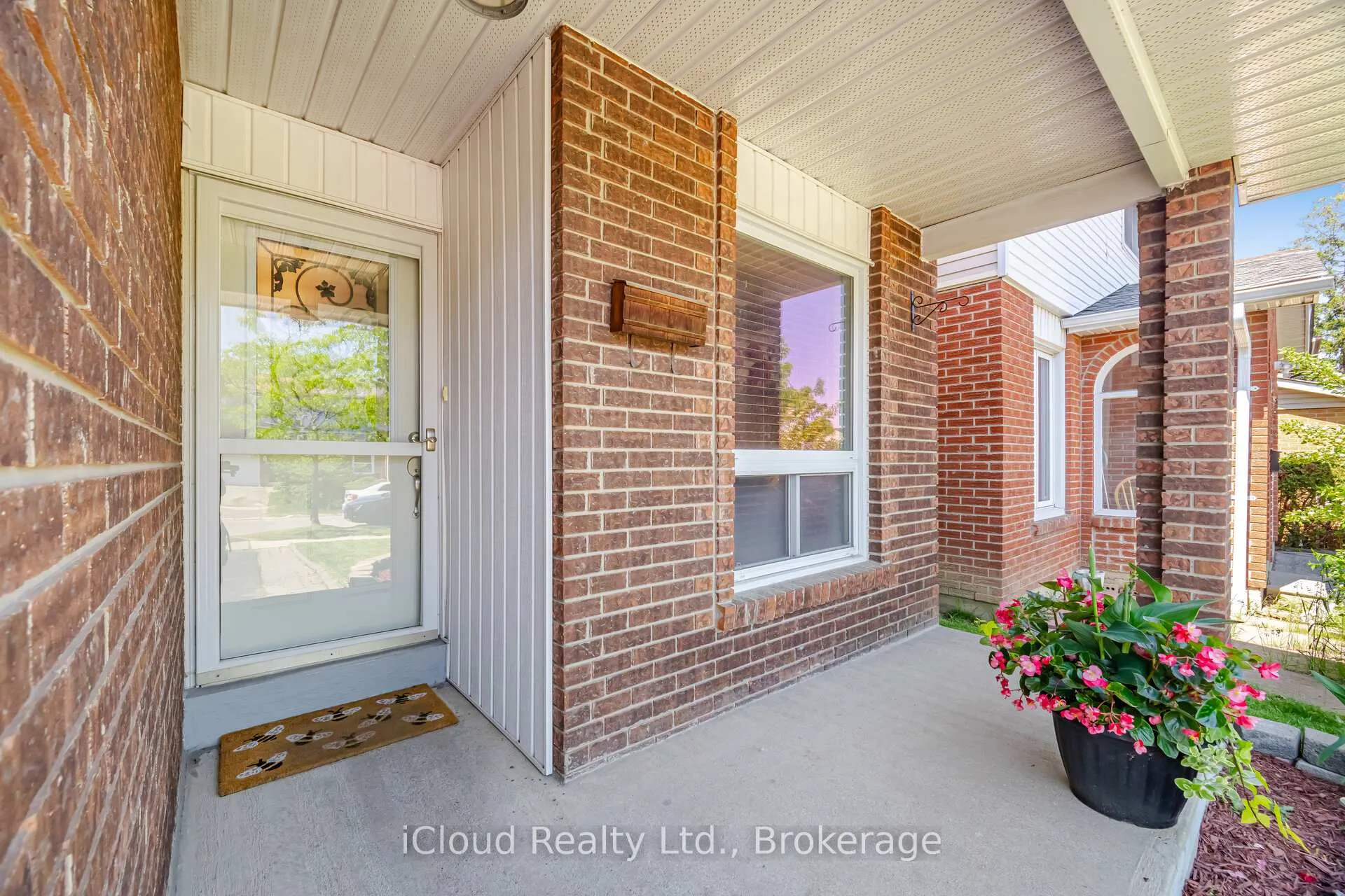 Photo 4 of 8 Lindridge Avenue, Brampton, Westgate — HOMEH