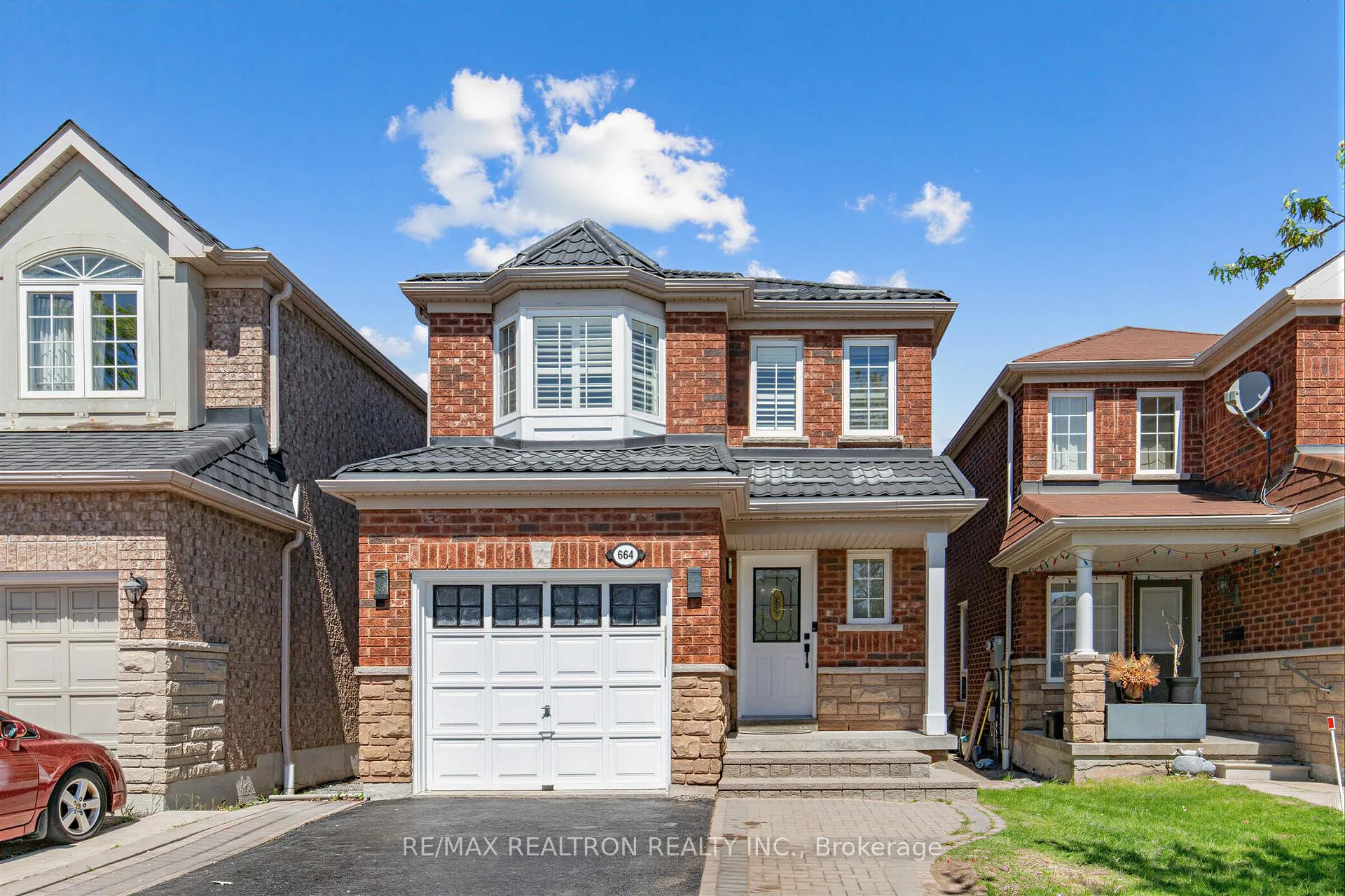 Photo 2 of 664 Sunbird Trail, Pickering, Amberlea — HOMEH