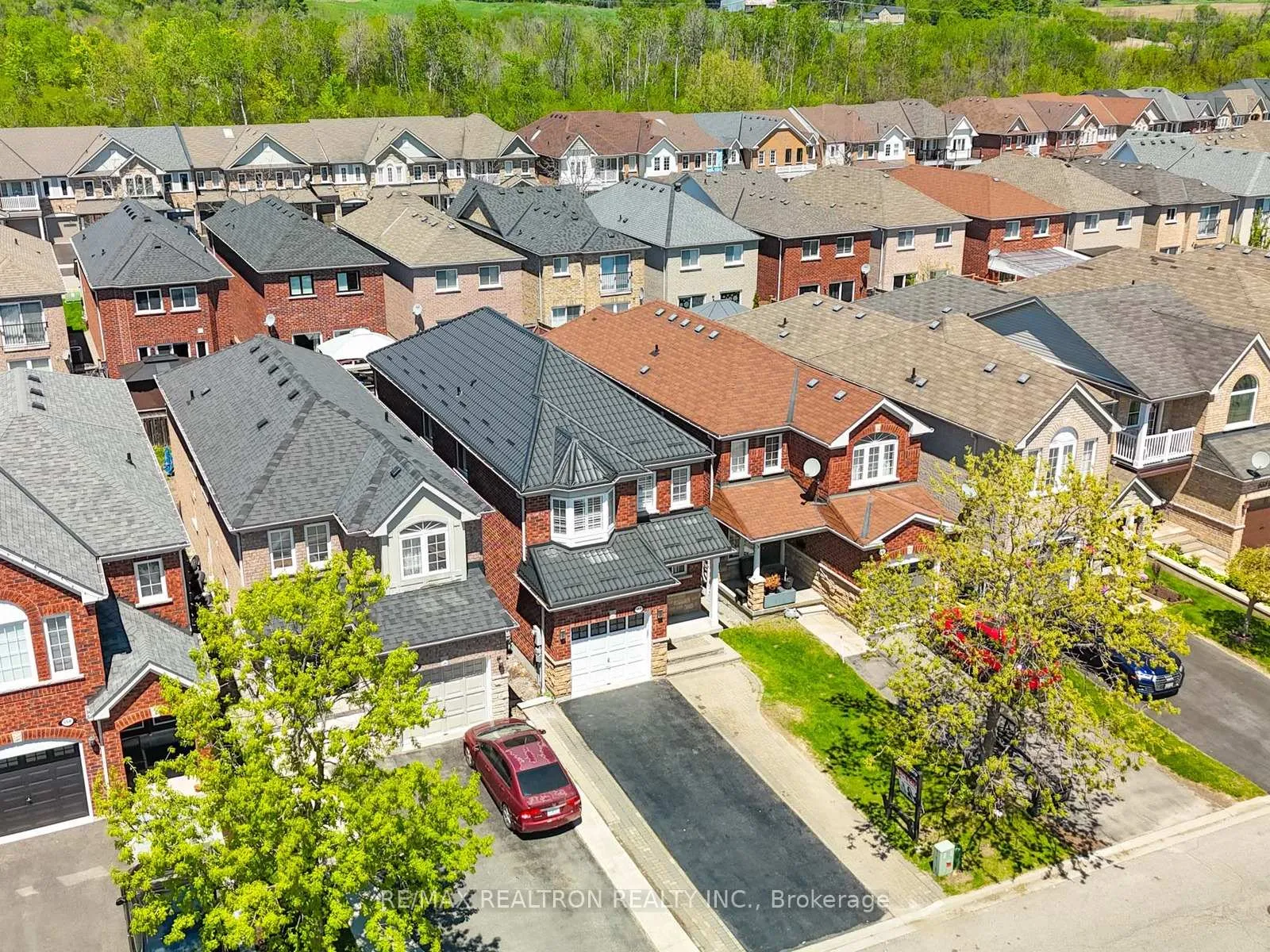 Photo 4 of 664 Sunbird Trail, Pickering, Amberlea — HOMEH