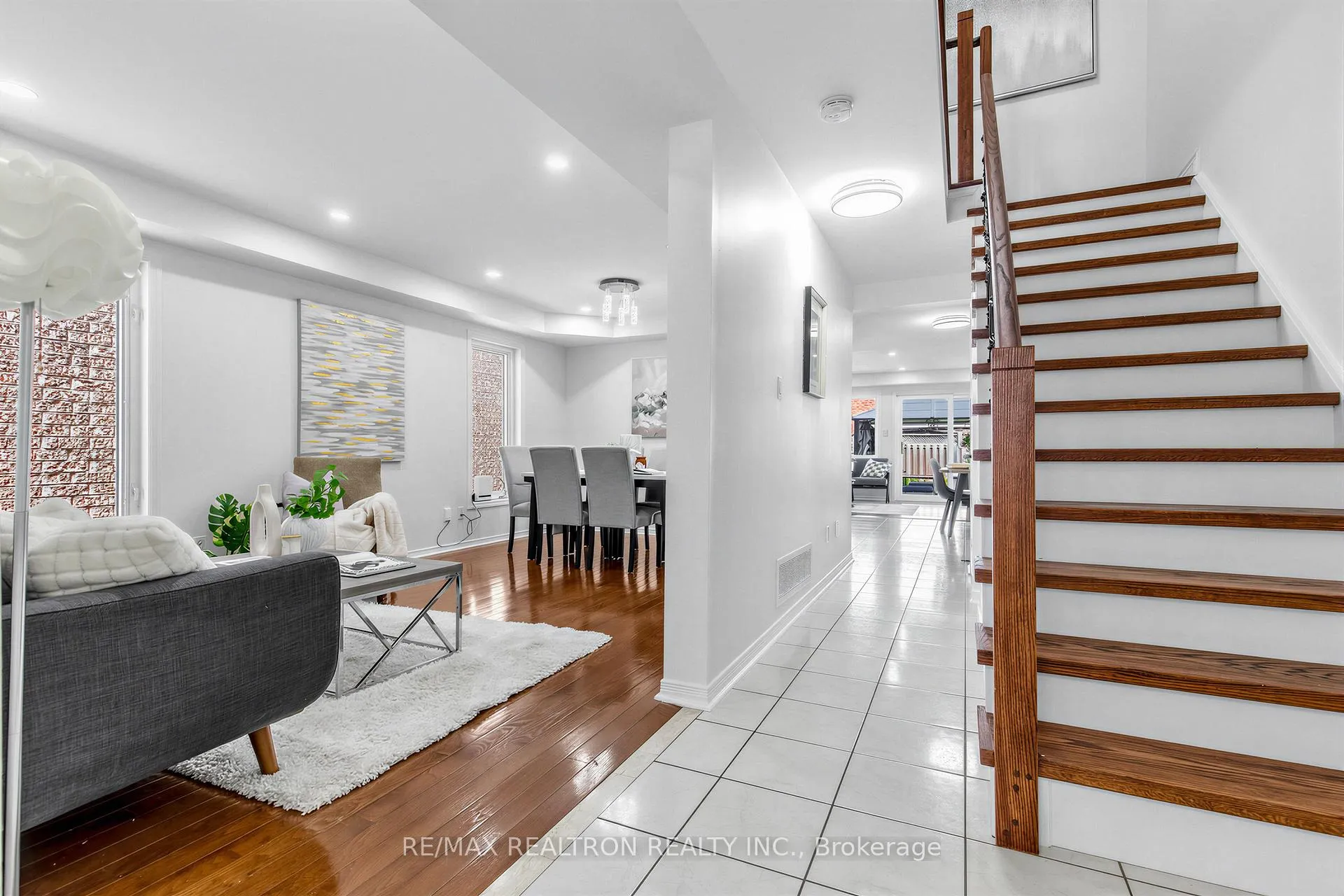 Photo 5 of 664 Sunbird Trail, Pickering, Amberlea — HOMEH