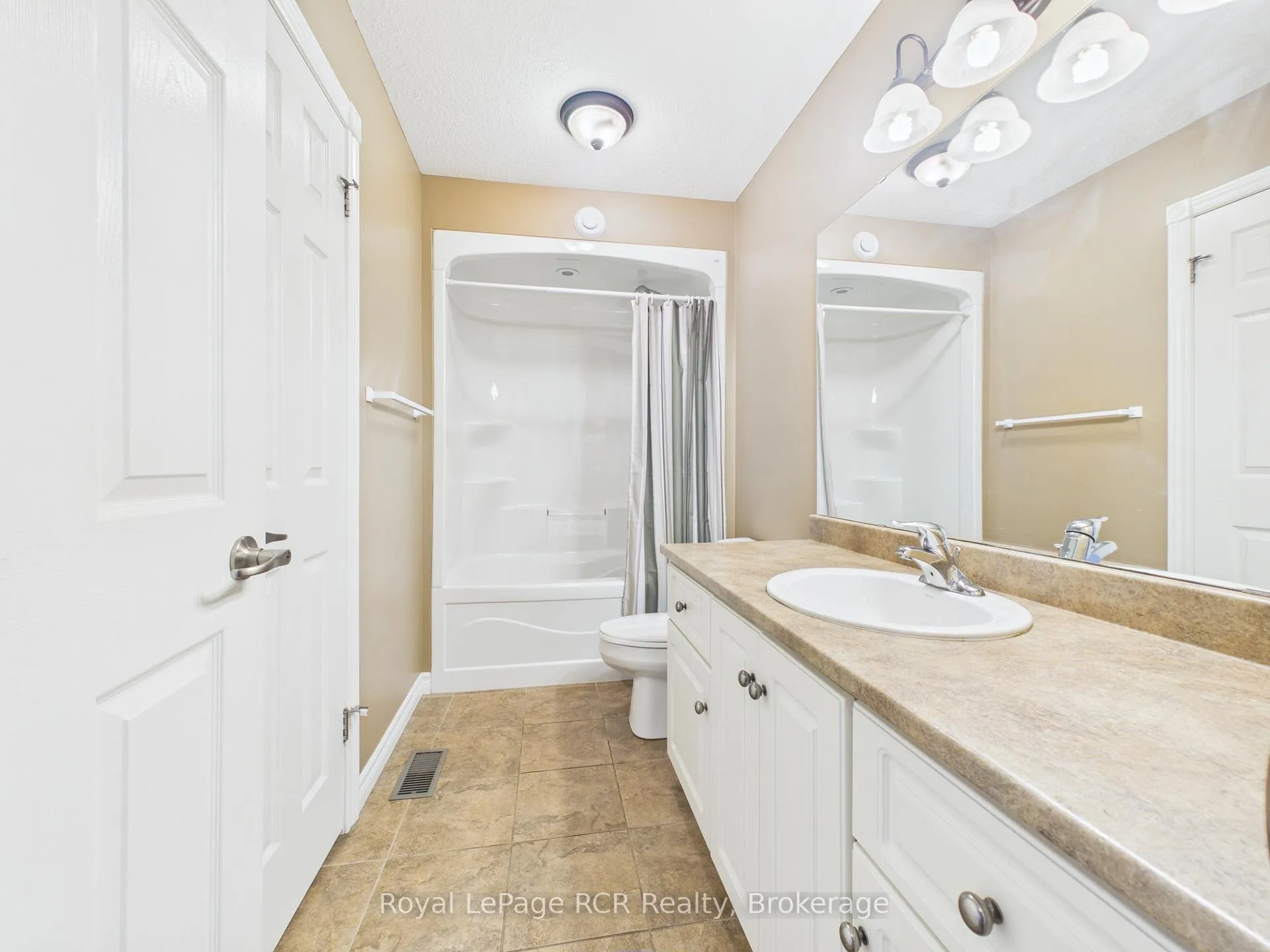 Photo 9 of 423 Catherine Street, North Huron, Wingham — HOMEH
