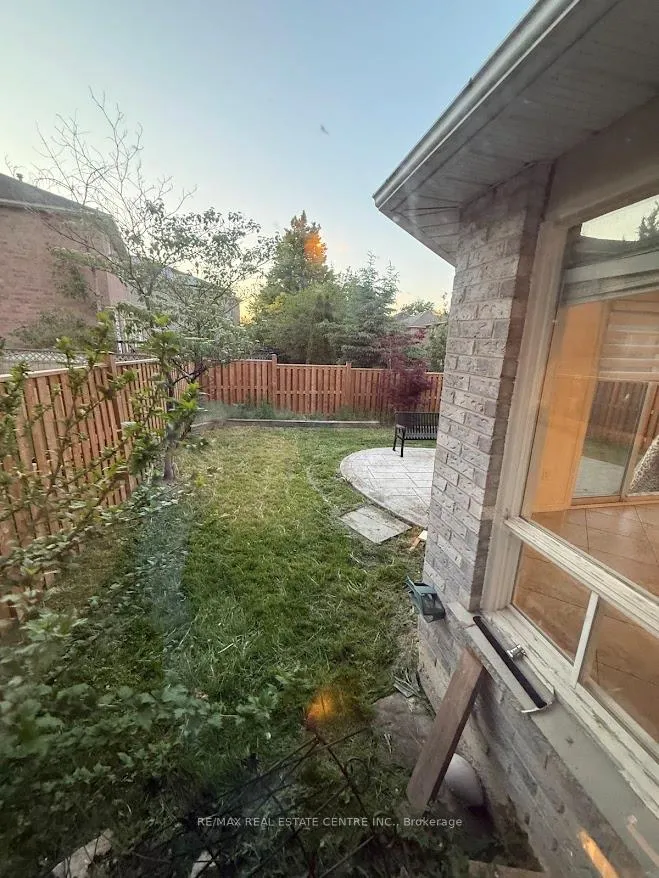 Photo 11 of 1561 Wintergrove Gardens, Mississauga, East Credit — HOMEH
