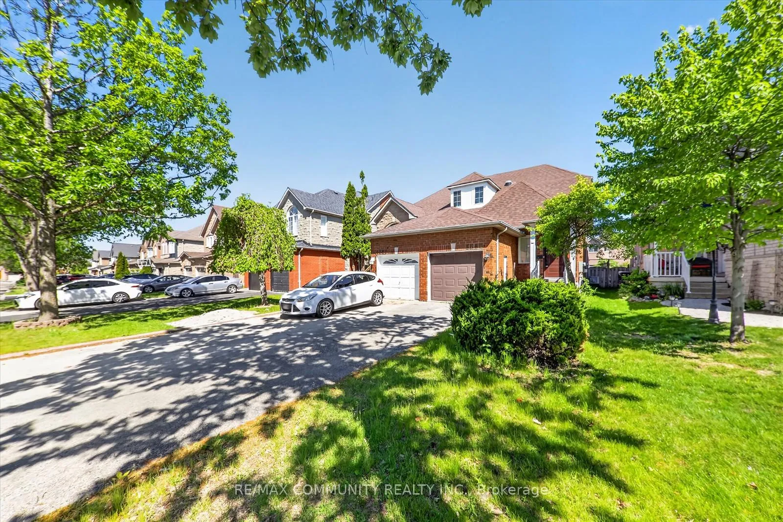 Photo 4 of 1645 Autumn Crescent, Pickering, Amberlea — HOMEH
