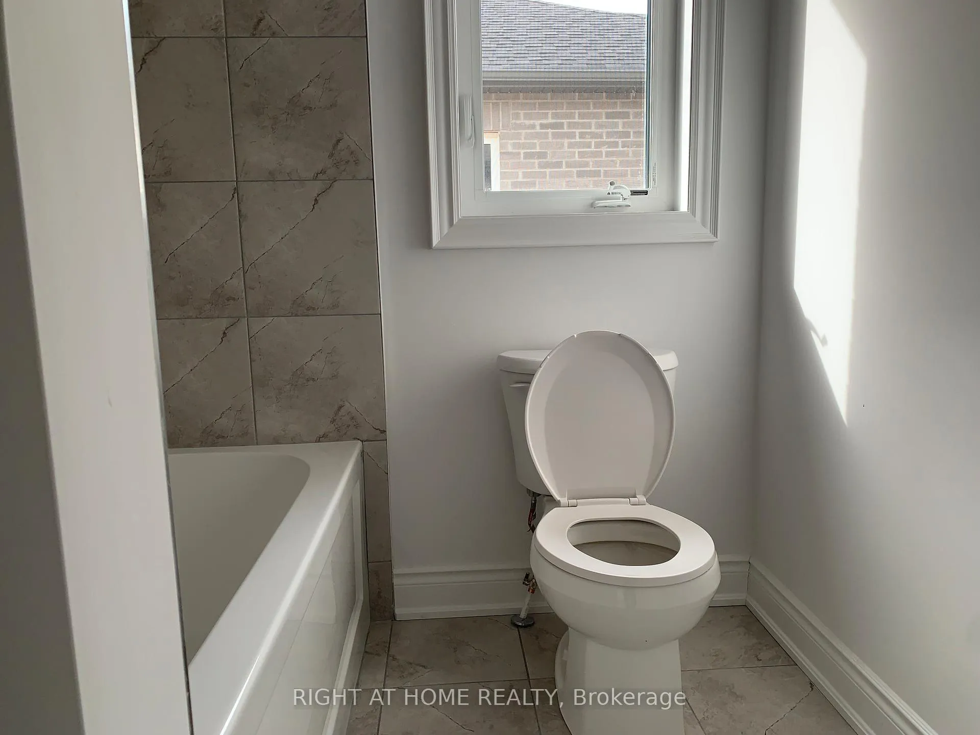 Photo 11 of 23 Amber Drive, Wasaga Beach — HOMEH