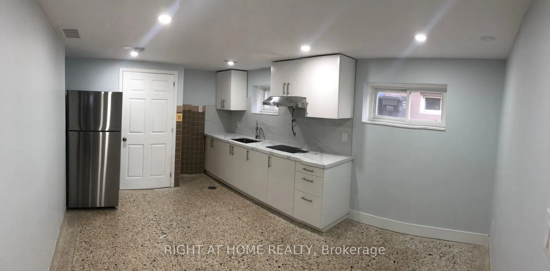 Photo 2 of 3631 Molly Avenue, Mississauga, Mississauga Valleys — HOMEH