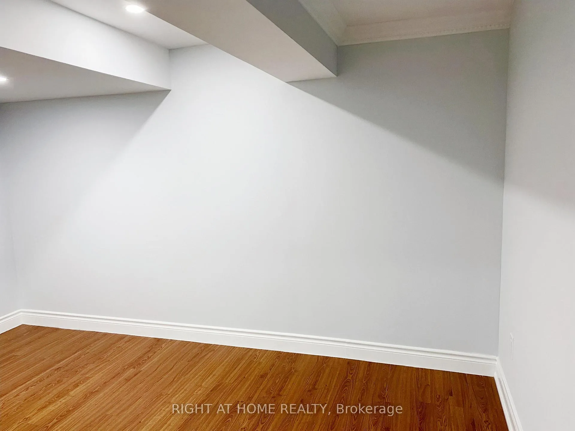 Photo 5 of 3631 Molly Avenue, Mississauga, Mississauga Valleys — HOMEH