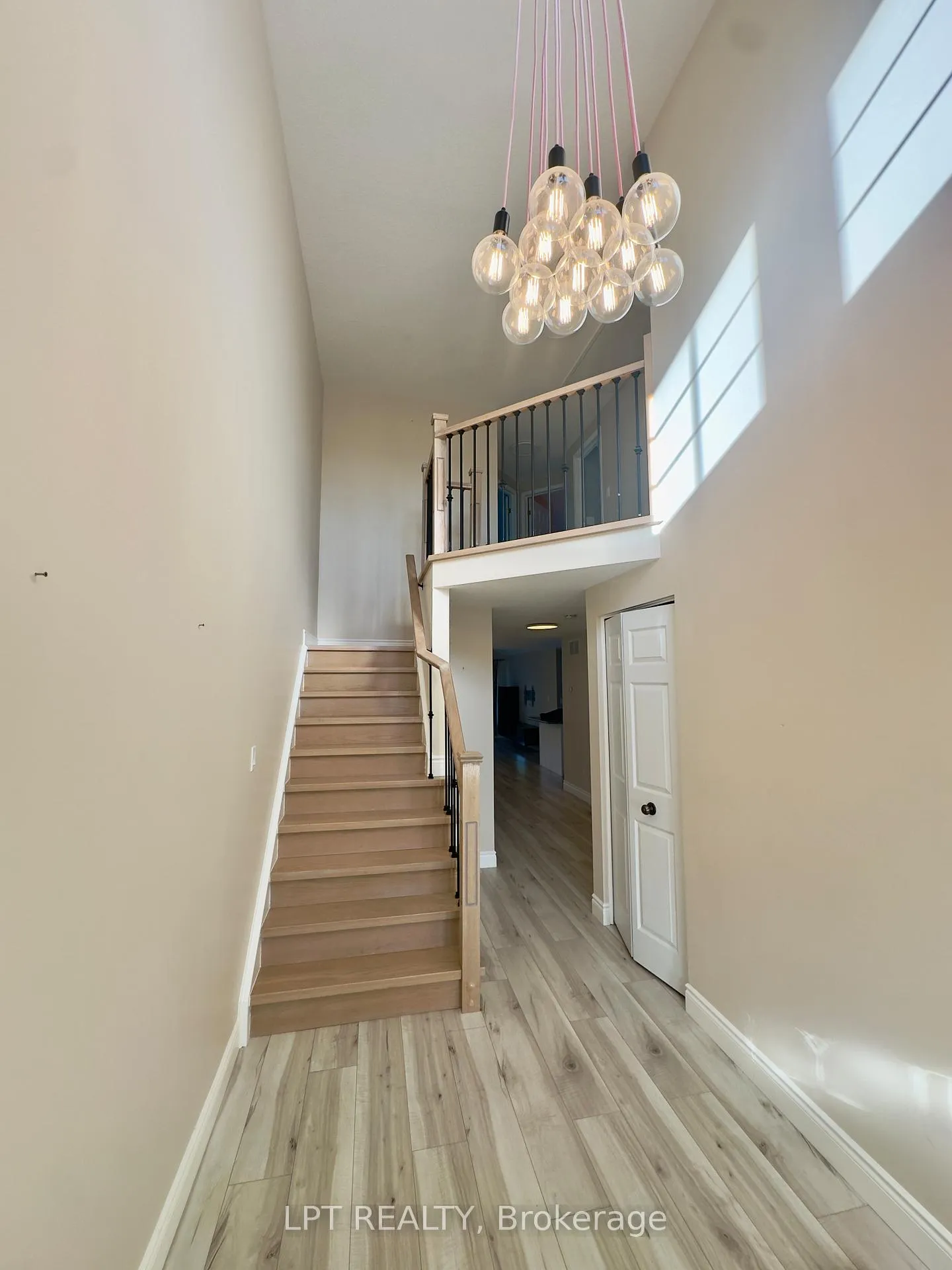 Photo 3 of 908 Copper Leaf Crescent, Kitchener — HOMEH