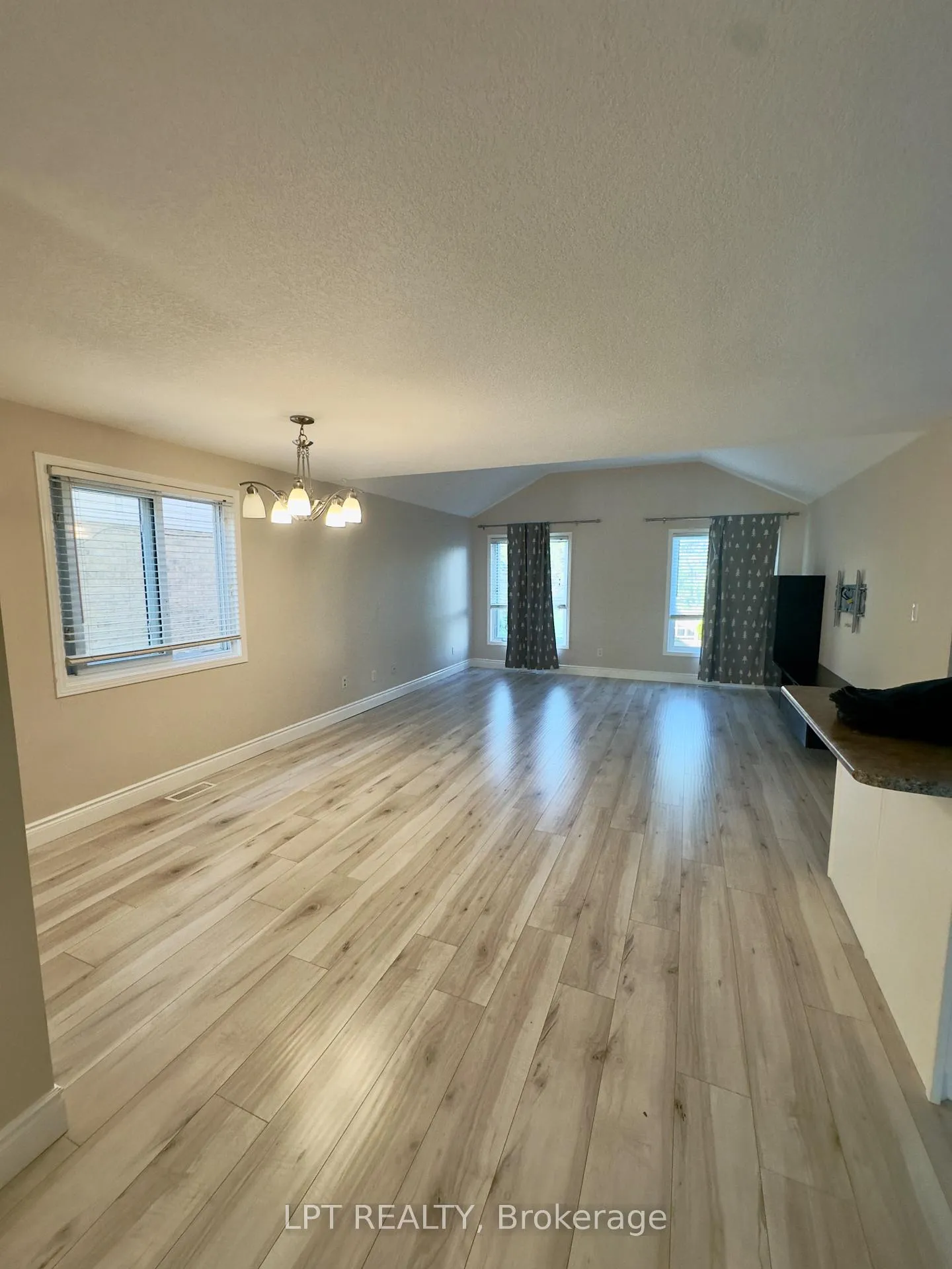 Photo 7 of 908 Copper Leaf Crescent, Kitchener — HOMEH