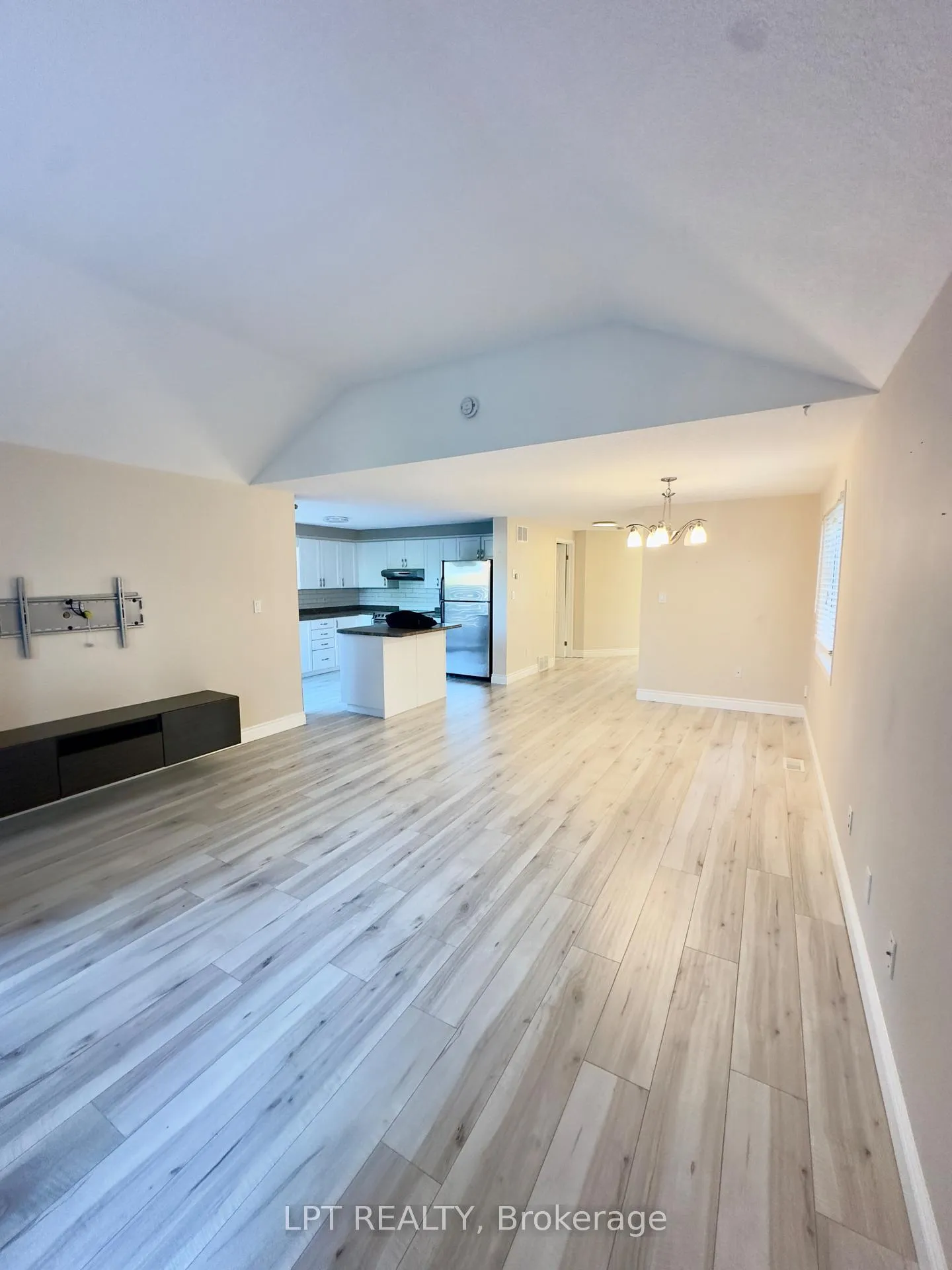 Photo 8 of 908 Copper Leaf Crescent, Kitchener — HOMEH