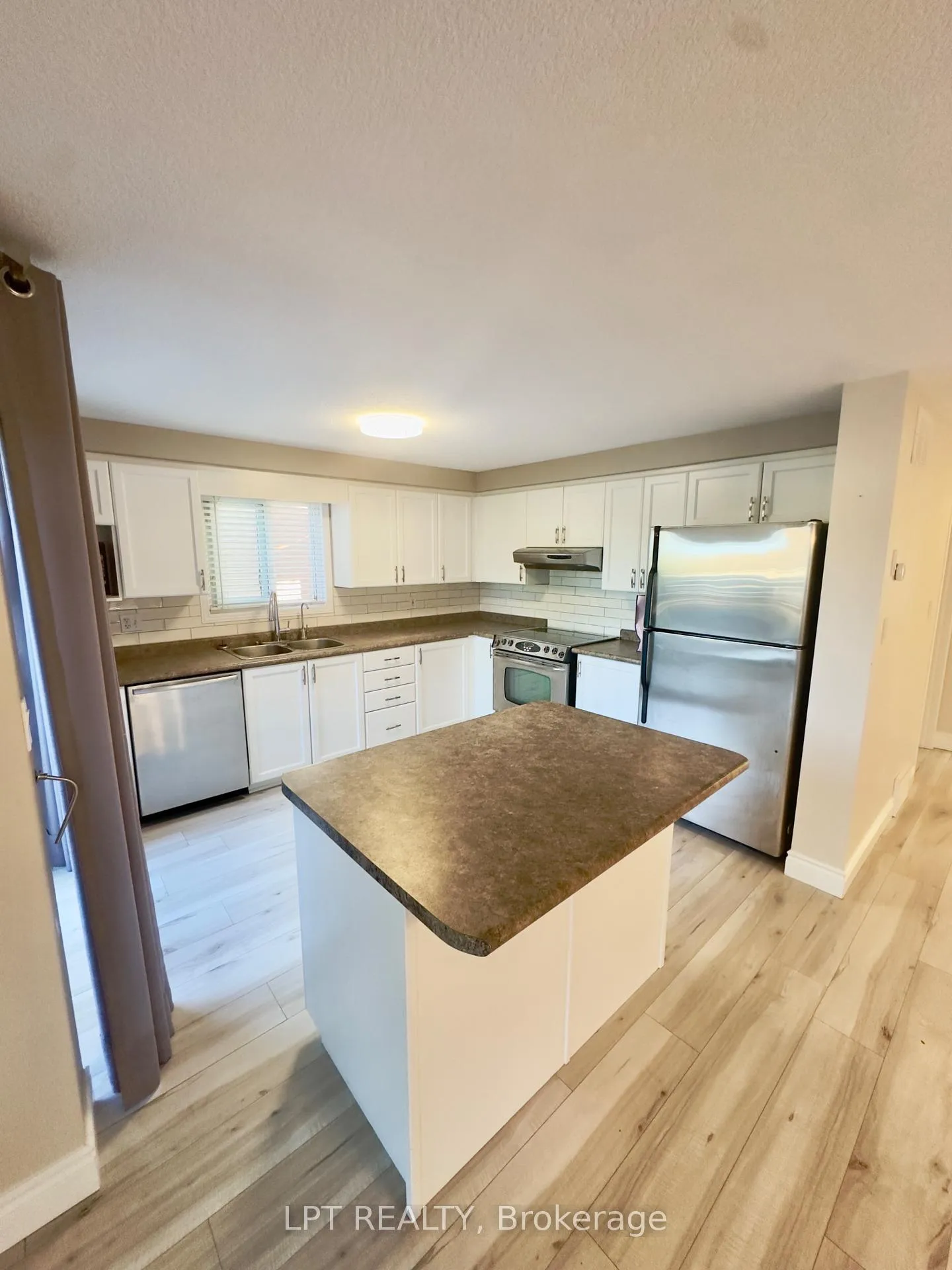 Photo 10 of 908 Copper Leaf Crescent, Kitchener — HOMEH