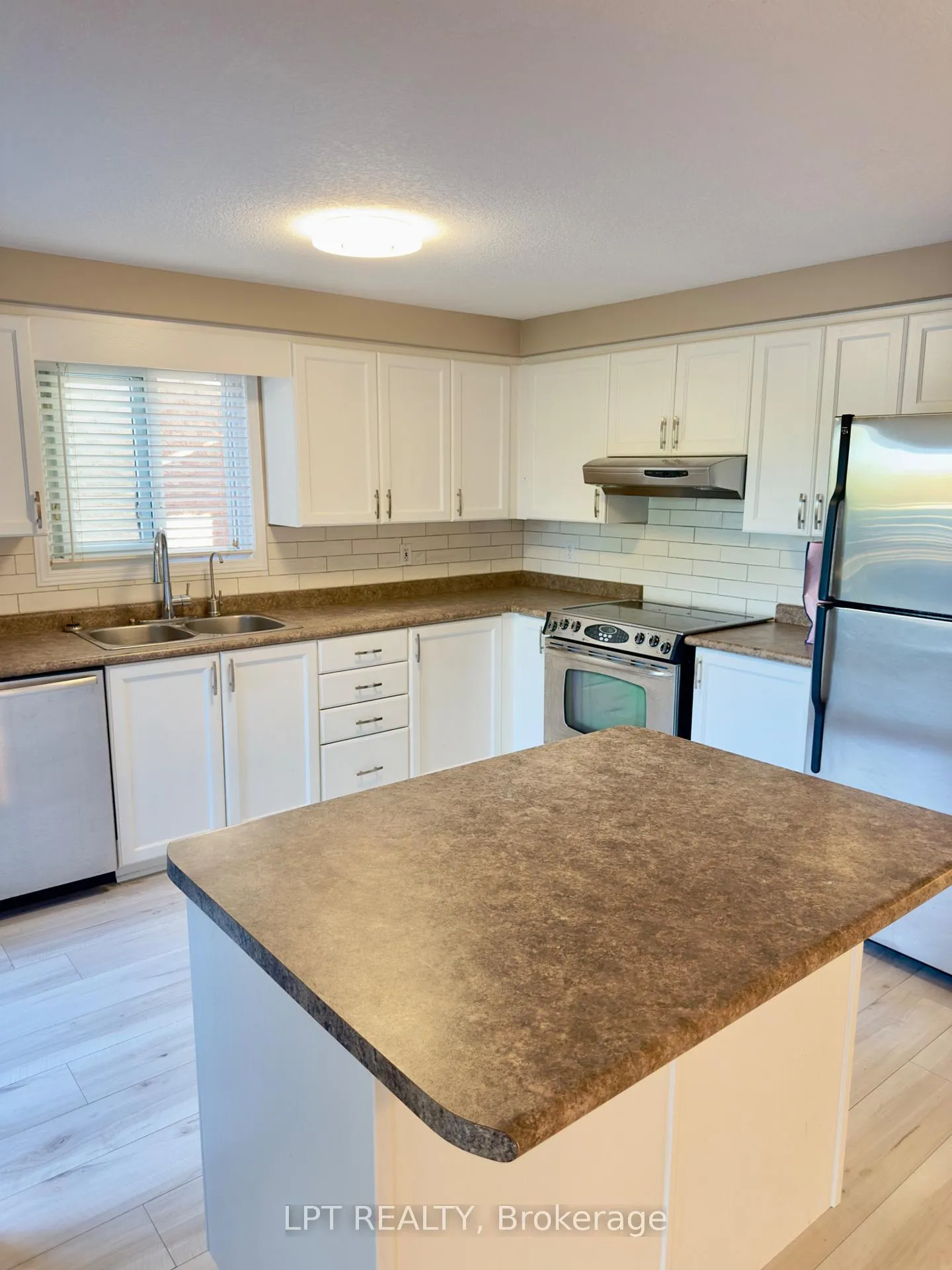 Photo 11 of 908 Copper Leaf Crescent, Kitchener — HOMEH