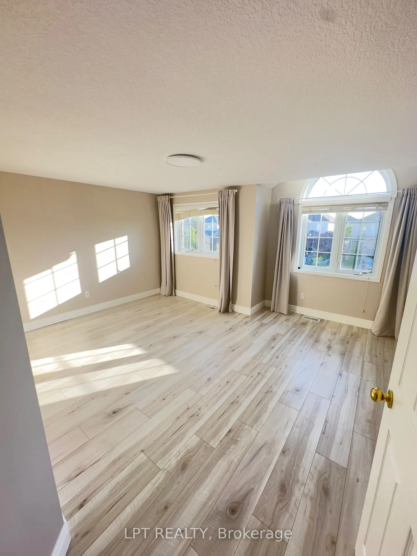 Photo 20 of 908 Copper Leaf Crescent, Kitchener — HOMEH