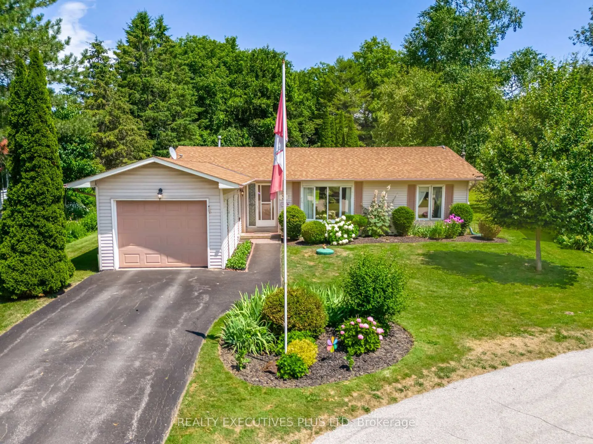 Photo 1 of 3 Pineview Court, New Tecumseth, Rural New Tecumseth — HOMEH
