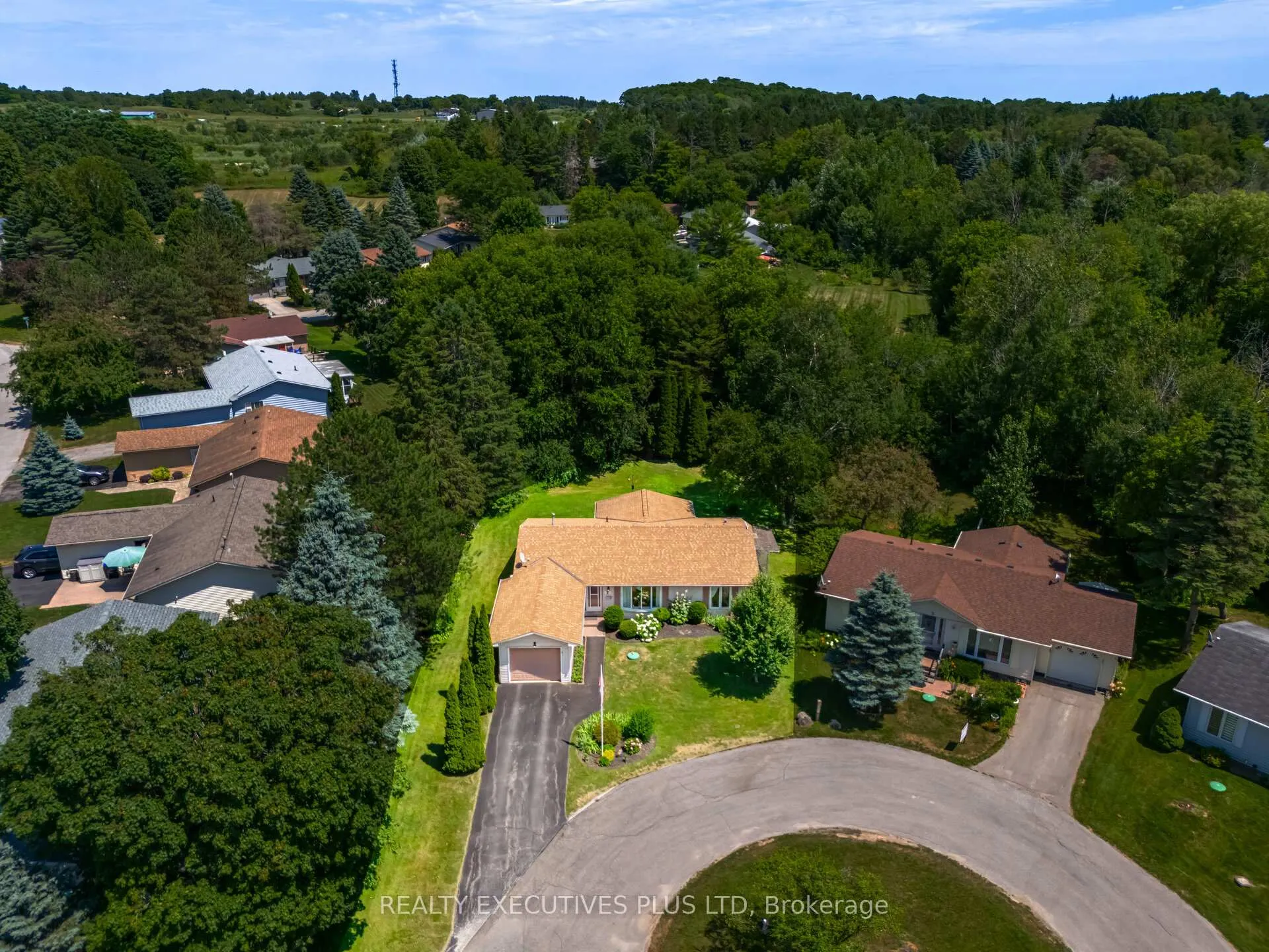 Photo 2 of 3 Pineview Court, New Tecumseth, Rural New Tecumseth — HOMEH