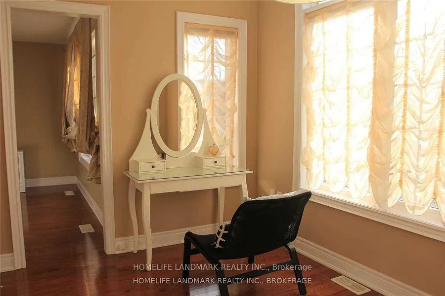 Photo 4 of 2245 Carm Drive, Oakville, Westmount — HOMEH
