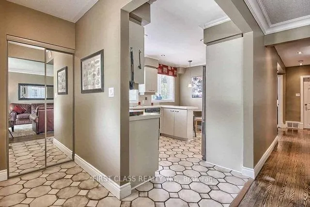 Photo 3 of Unit Upper, 28 Collins Crescent, Aurora, Aurora Heights — HOMEH