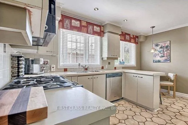 Photo 4 of Unit Upper, 28 Collins Crescent, Aurora, Aurora Heights — HOMEH