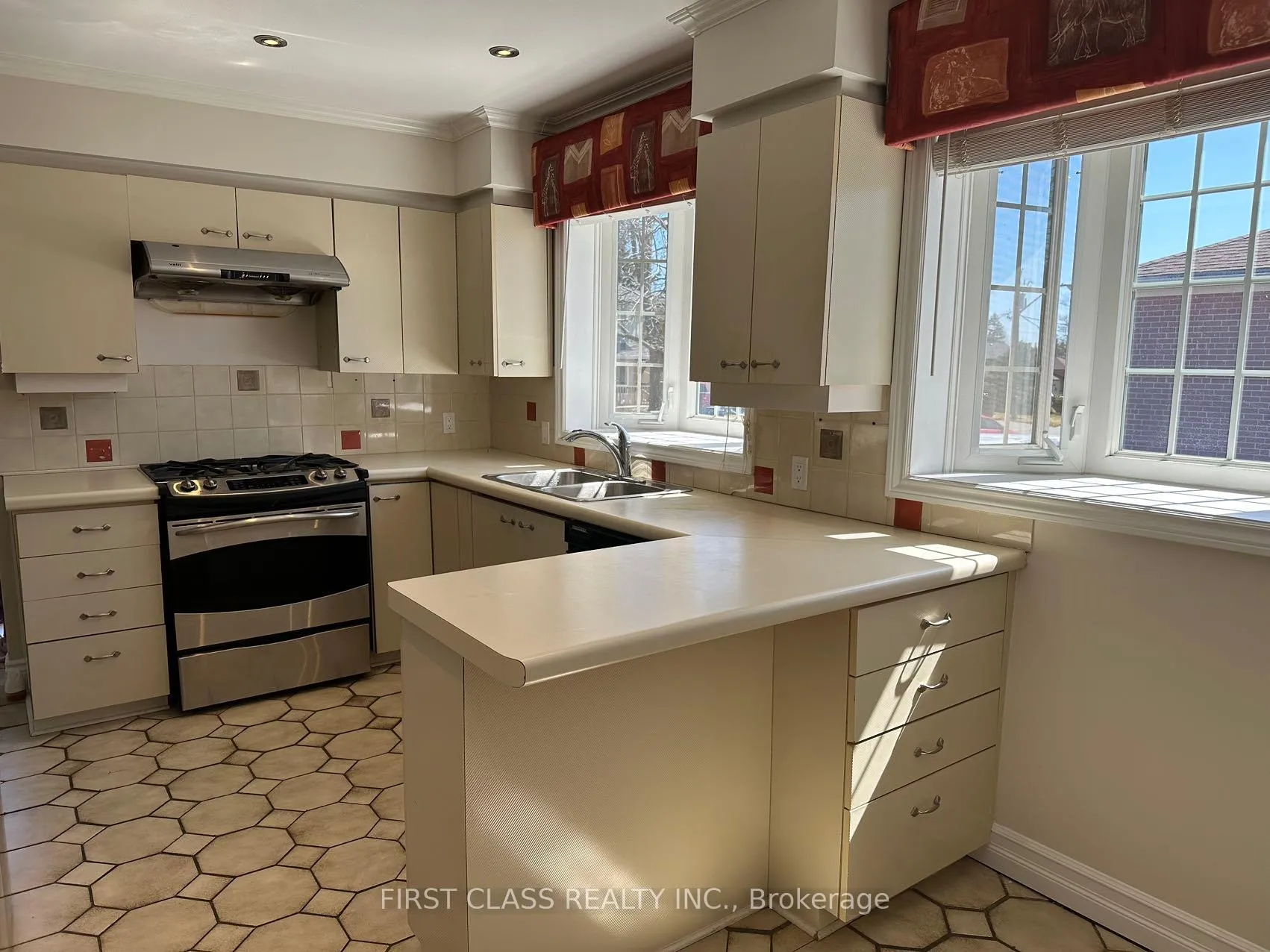 Photo 5 of Unit Upper, 28 Collins Crescent, Aurora, Aurora Heights — HOMEH