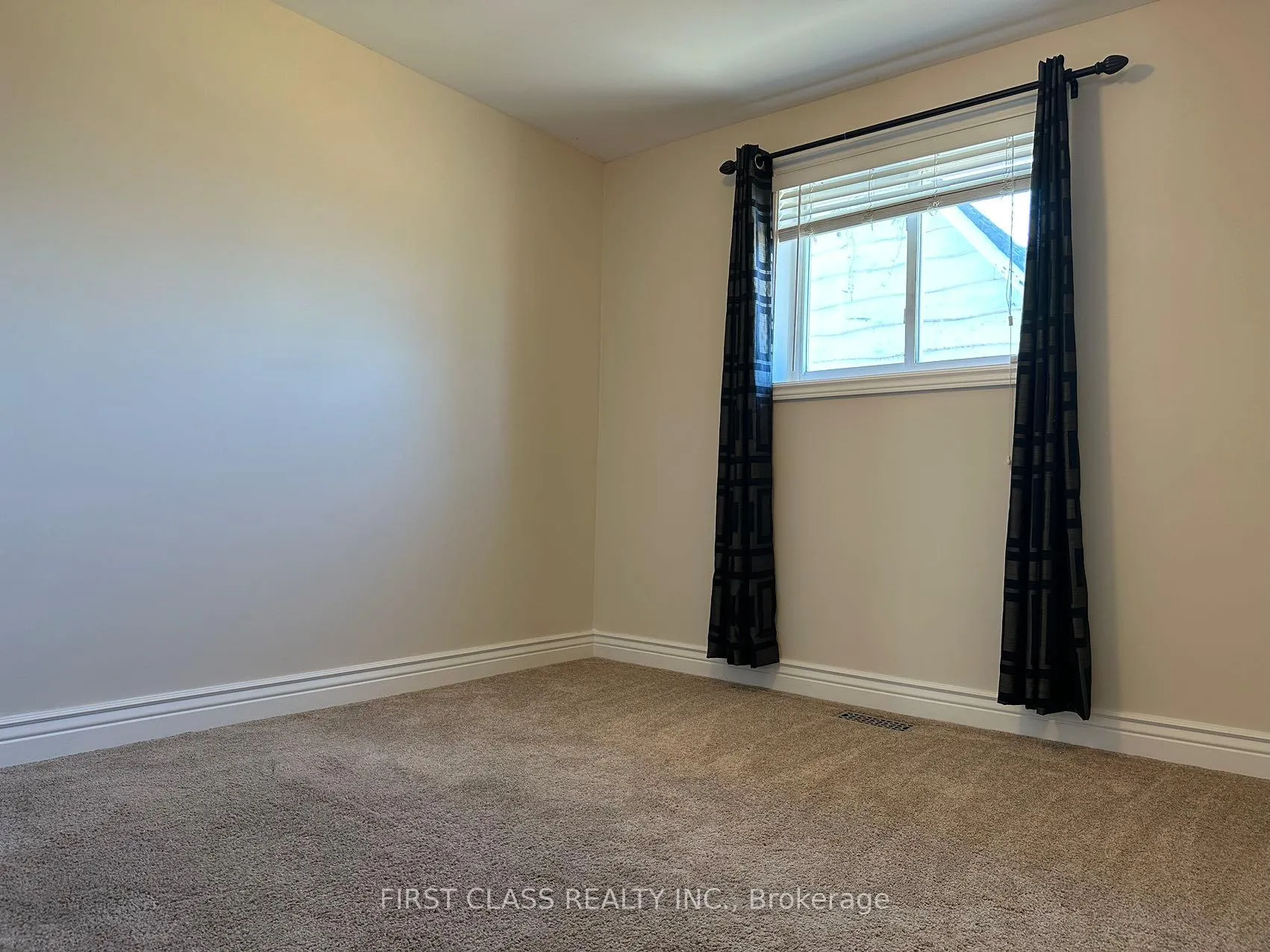 Photo 9 of Unit Upper, 28 Collins Crescent, Aurora, Aurora Heights — HOMEH