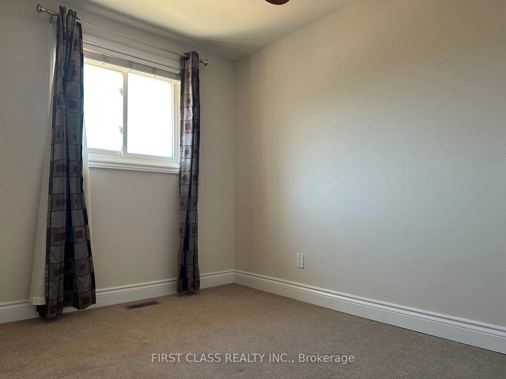 Photo 10 of Unit Upper, 28 Collins Crescent, Aurora, Aurora Heights — HOMEH