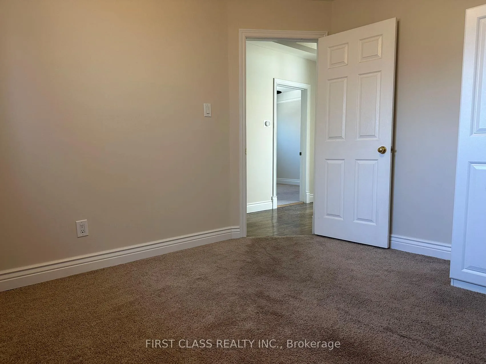 Photo 12 of Unit Upper, 28 Collins Crescent, Aurora, Aurora Heights — HOMEH