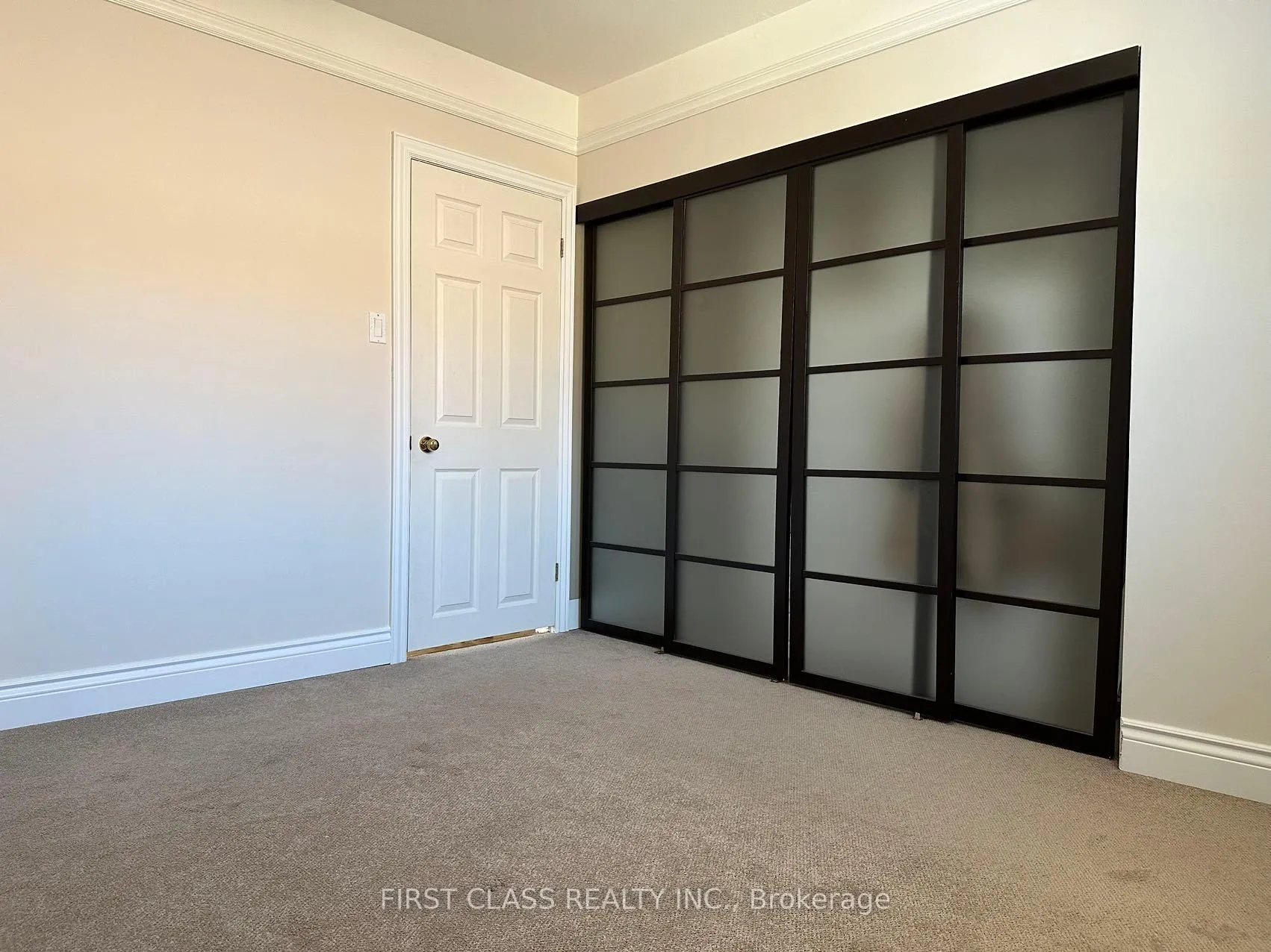 Photo 13 of Unit Upper, 28 Collins Crescent, Aurora, Aurora Heights — HOMEH