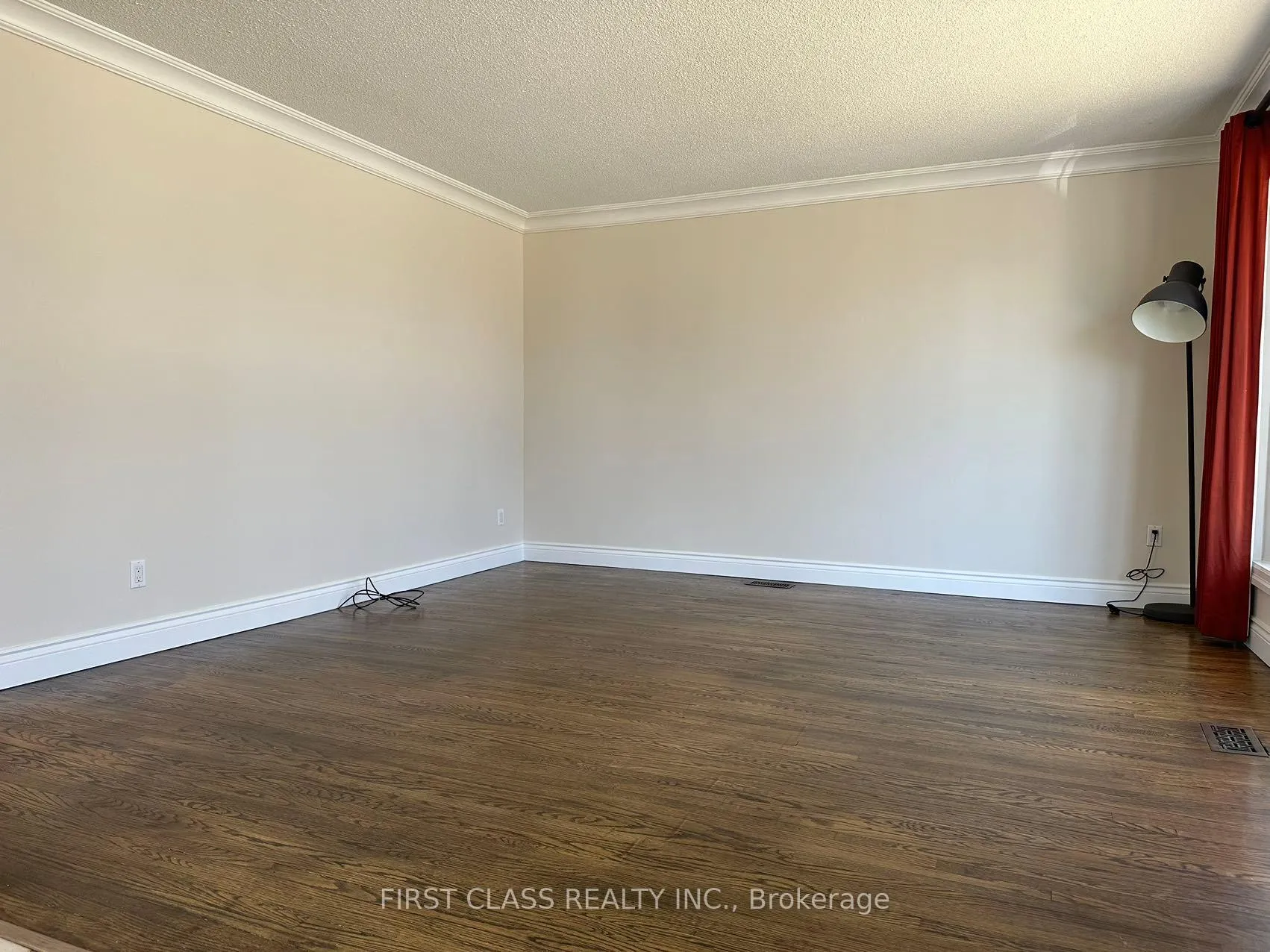 Photo 15 of Unit Upper, 28 Collins Crescent, Aurora, Aurora Heights — HOMEH