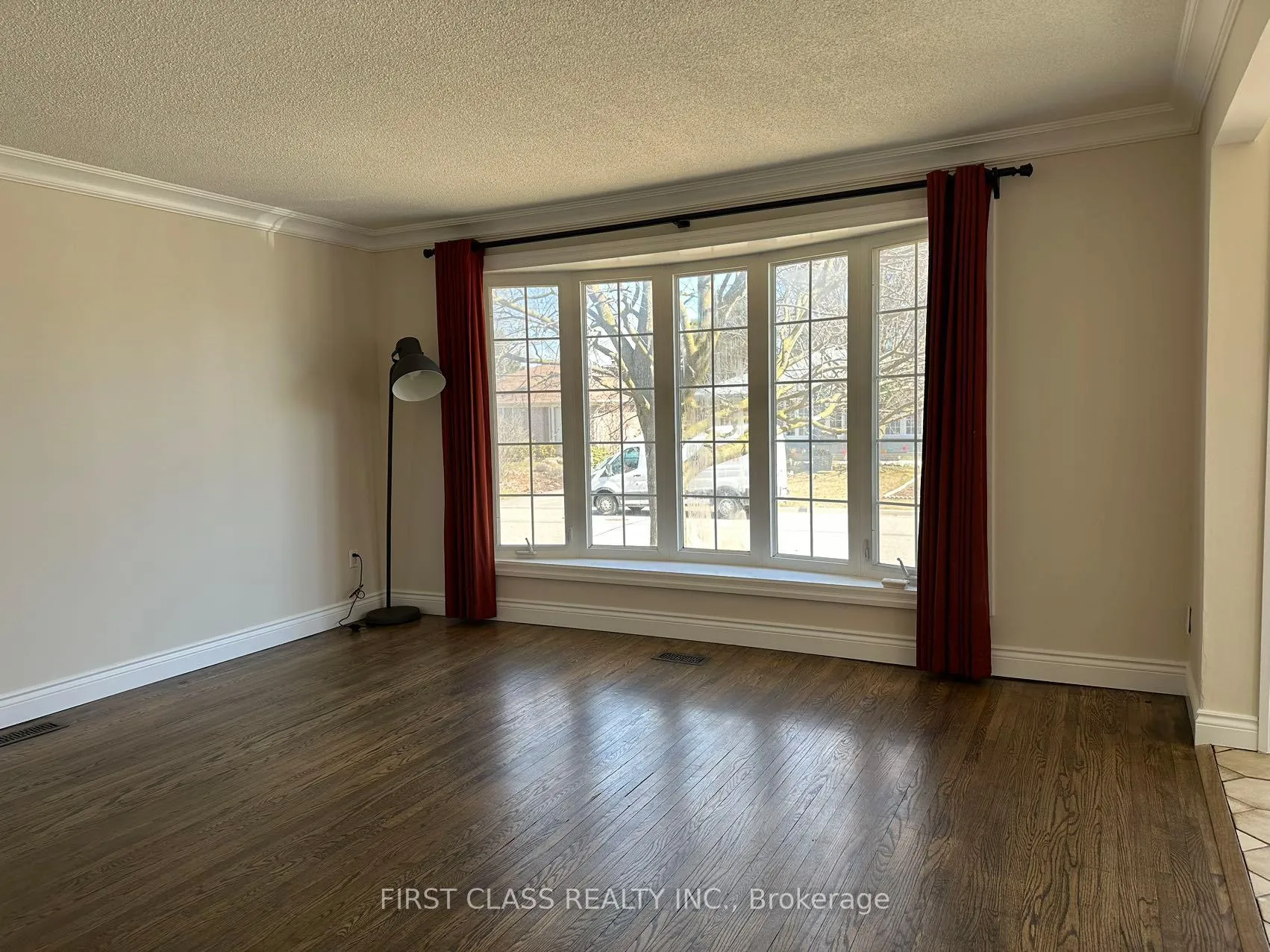 Photo 16 of Unit Upper, 28 Collins Crescent, Aurora, Aurora Heights — HOMEH