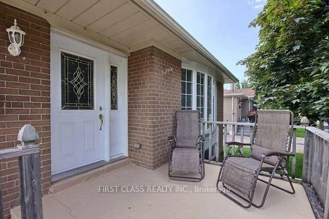 Photo 18 of Unit Upper, 28 Collins Crescent, Aurora, Aurora Heights — HOMEH