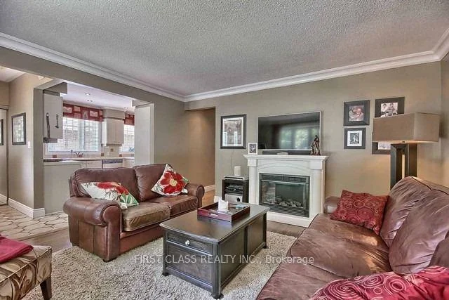 Photo 19 of Unit Upper, 28 Collins Crescent, Aurora, Aurora Heights — HOMEH