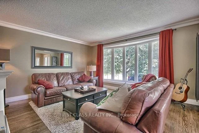 Photo 20 of Unit Upper, 28 Collins Crescent, Aurora, Aurora Heights — HOMEH
