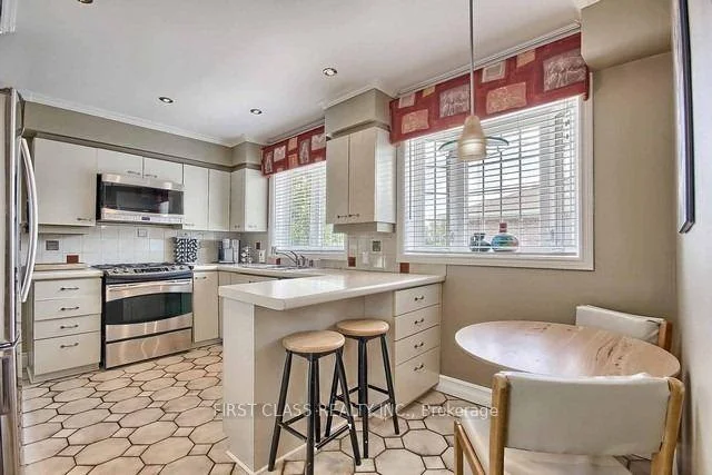 Photo 21 of Unit Upper, 28 Collins Crescent, Aurora, Aurora Heights — HOMEH