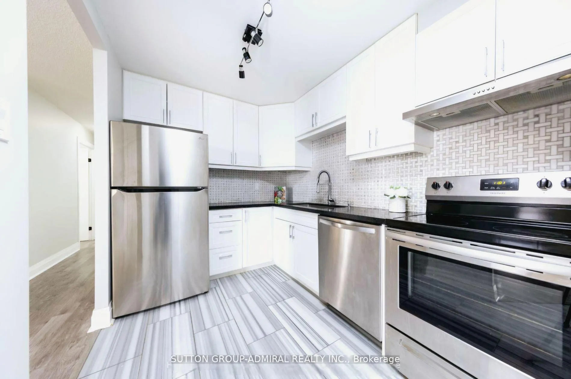 Photo 9 of Unit 1005, 50 Inverlochy Boulevard, Markham, Royal Orchard — HOMEH