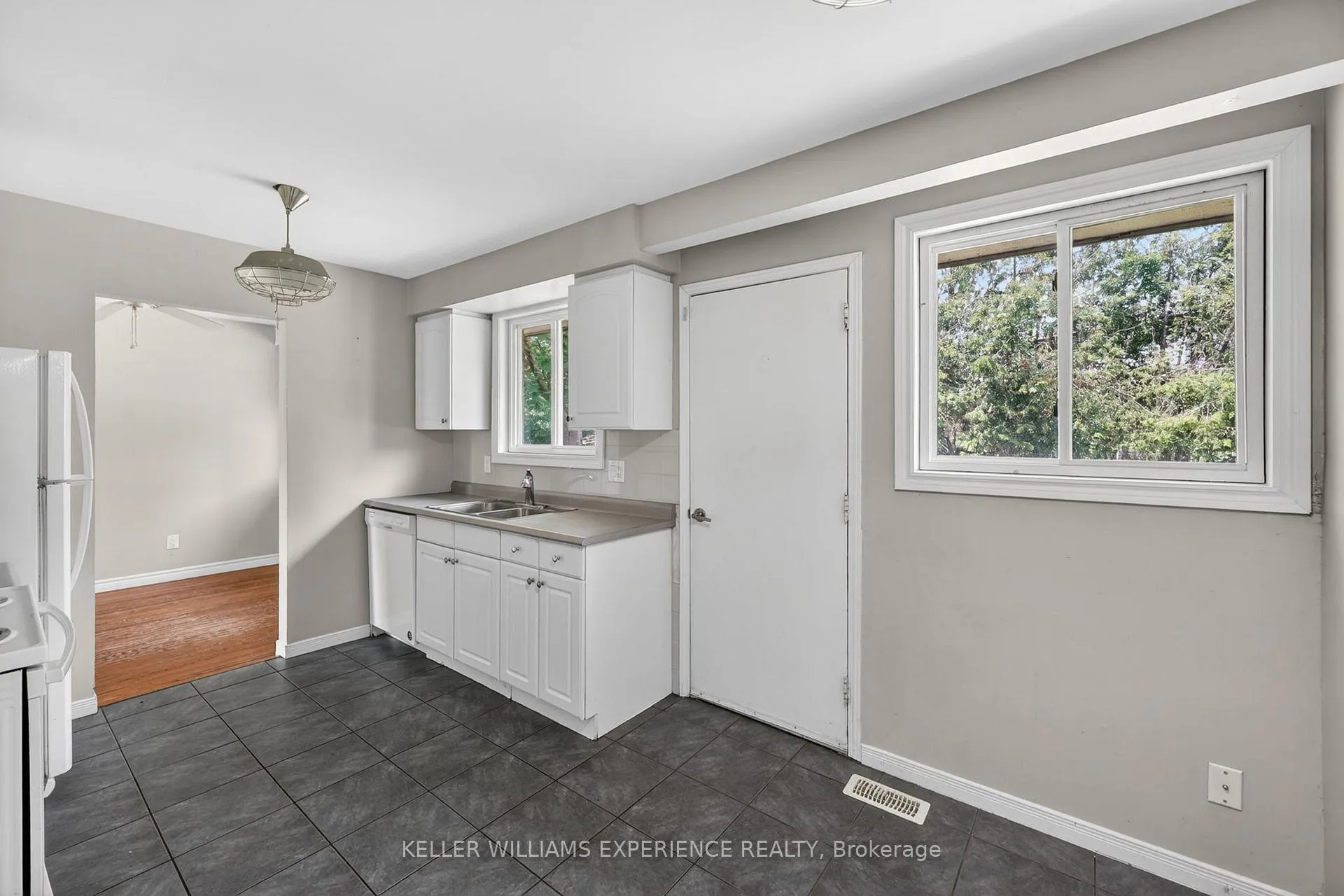 Photo 8 of 158 Cundles Road E, Barrie, Cundles East — HOMEH