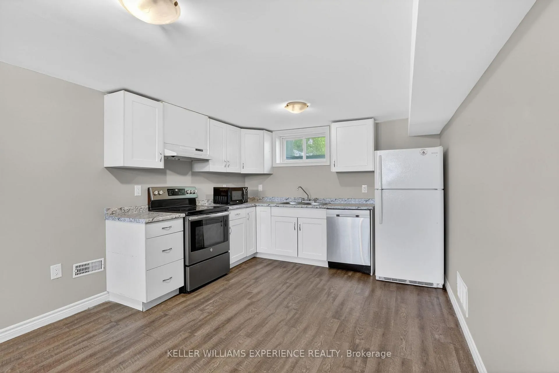 Photo 32 of 158 Cundles Road E, Barrie, Cundles East — HOMEH