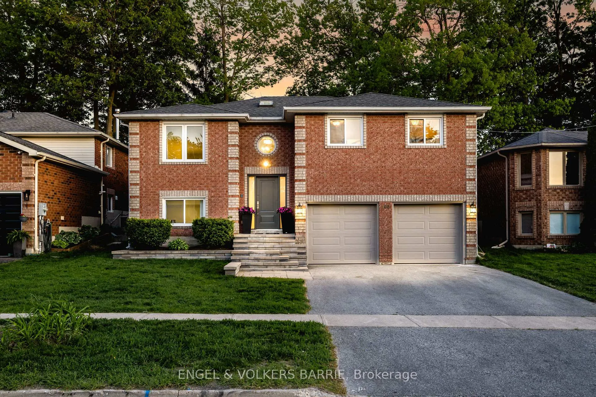 Photo 2 of 560 Leacock Drive, Barrie, Northwest — HOMEH