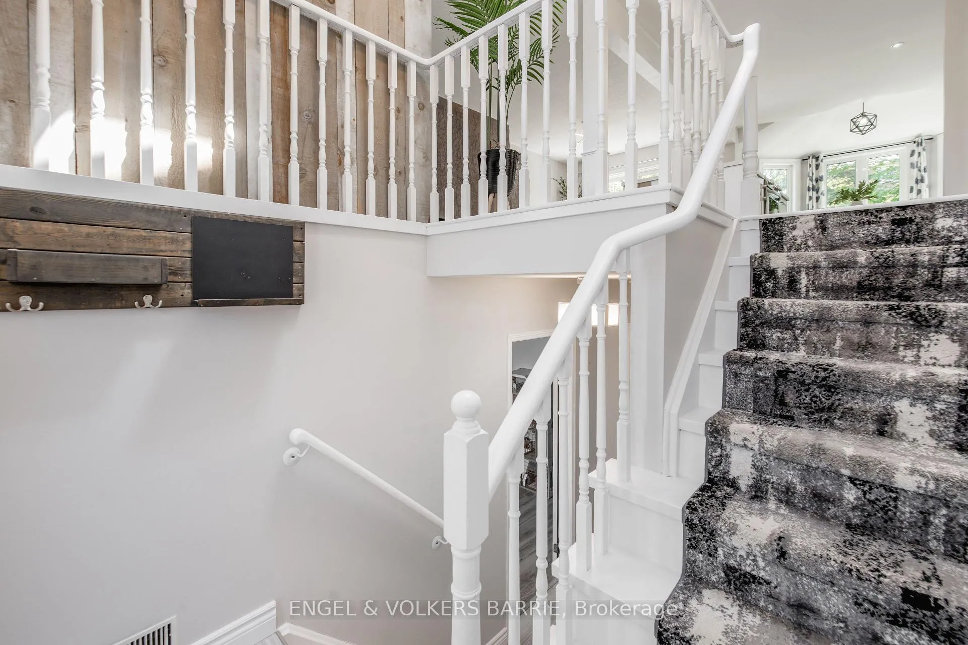 Photo 4 of 560 Leacock Drive, Barrie, Northwest — HOMEH