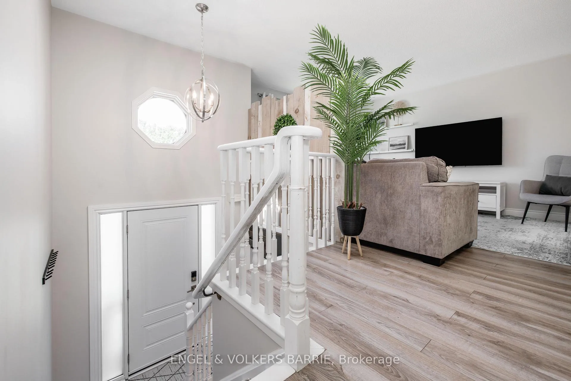 Photo 5 of 560 Leacock Drive, Barrie, Northwest — HOMEH
