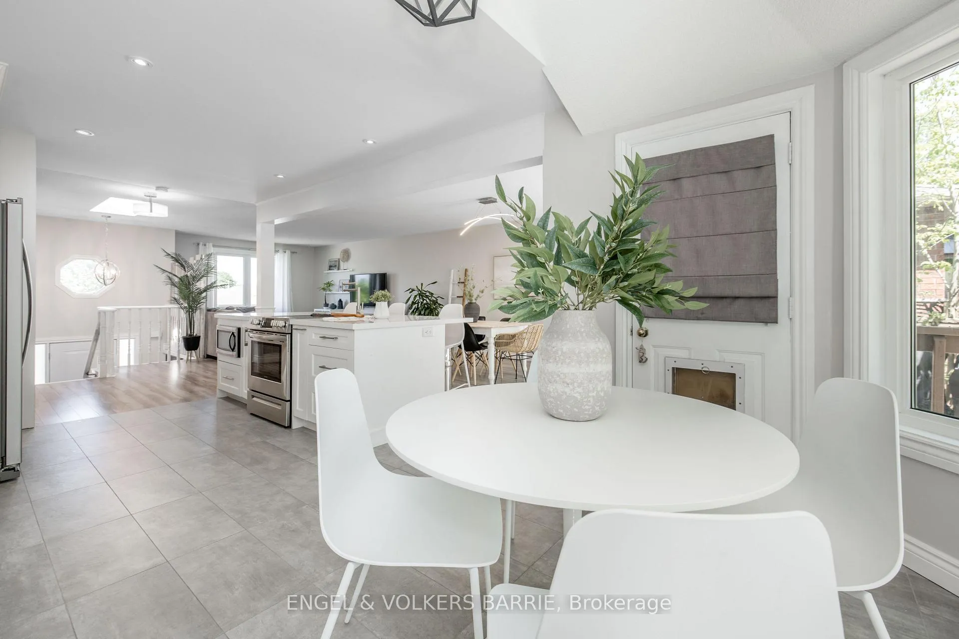 Photo 12 of 560 Leacock Drive, Barrie, Northwest — HOMEH