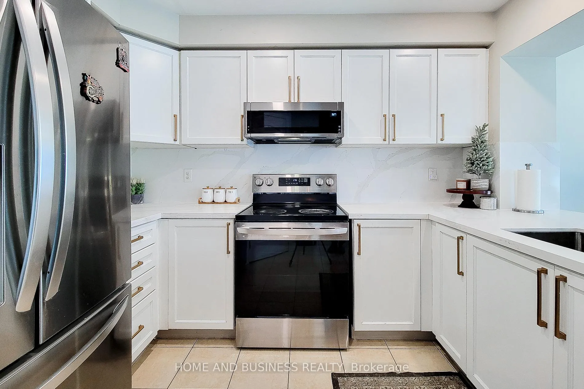 Photo 10 of 398 Schreyer Crescent, Milton, Harrison — HOMEH