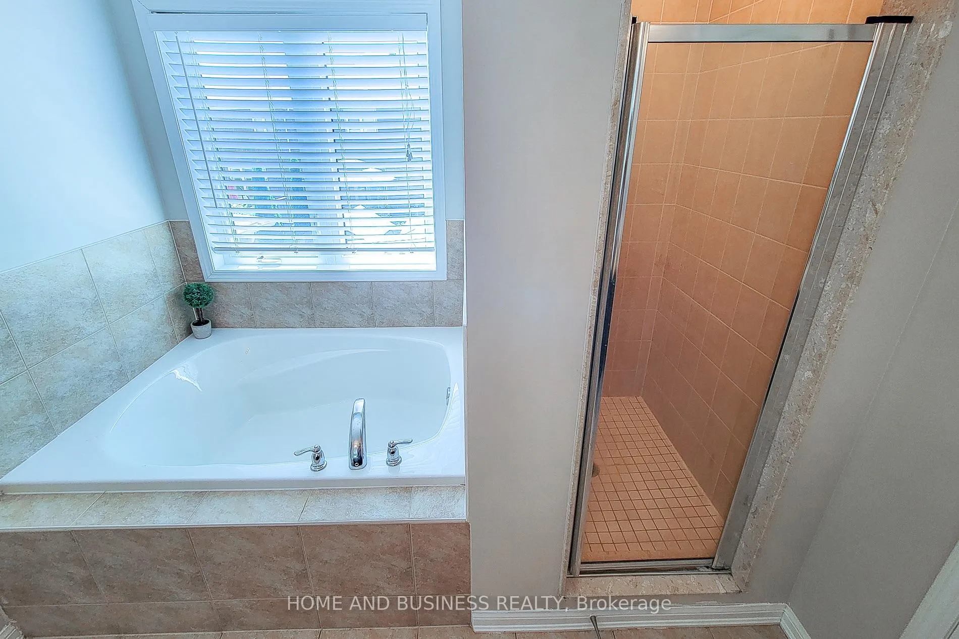 Photo 23 of 398 Schreyer Crescent, Milton, Harrison — HOMEH
