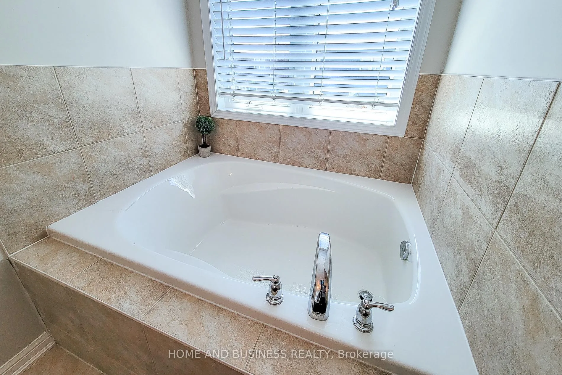 Photo 24 of 398 Schreyer Crescent, Milton, Harrison — HOMEH